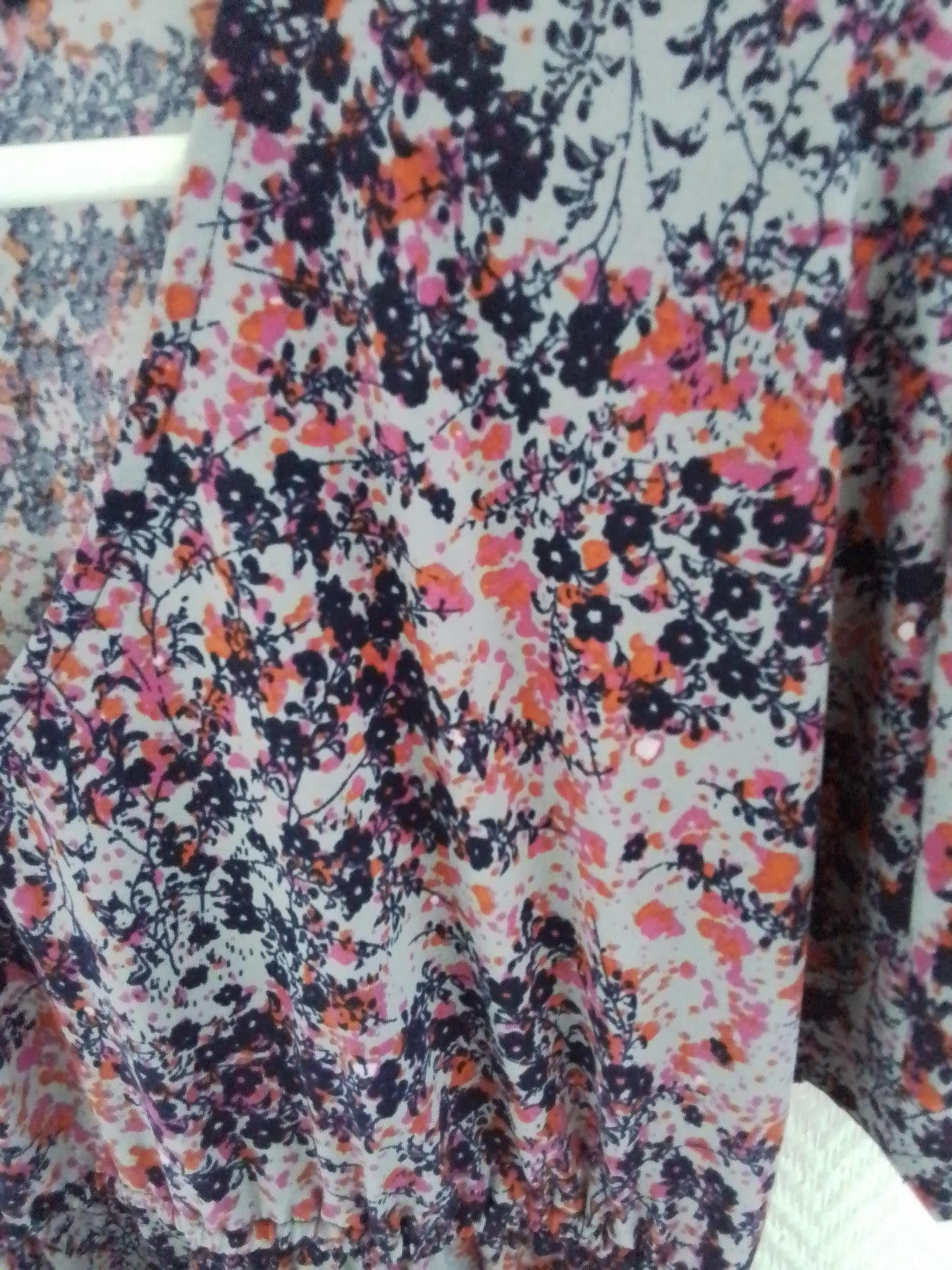 Robe imprimée, coupe fluide, col V