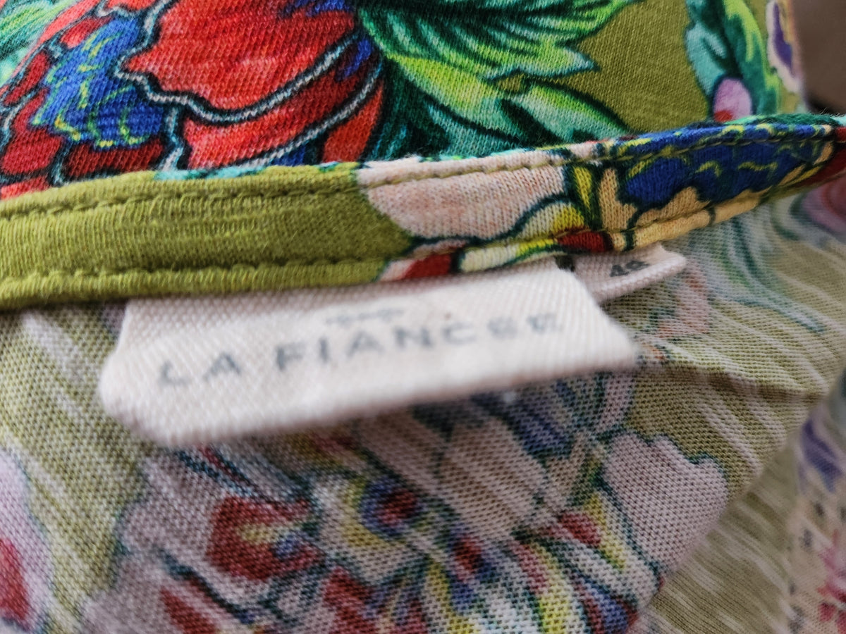 Haut fleuri coloré fond vert bronze
