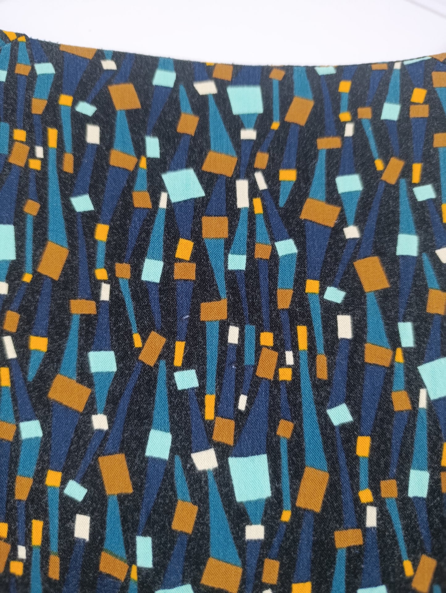 Magnifique haut aux motifs lumineux et graphiques