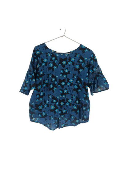 Blouse à fleurs bleues avec un peu de dentelle