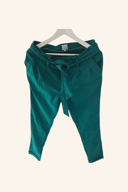 Pantalon coton stretch coupe fuselée et ceinturé bleu turquoise