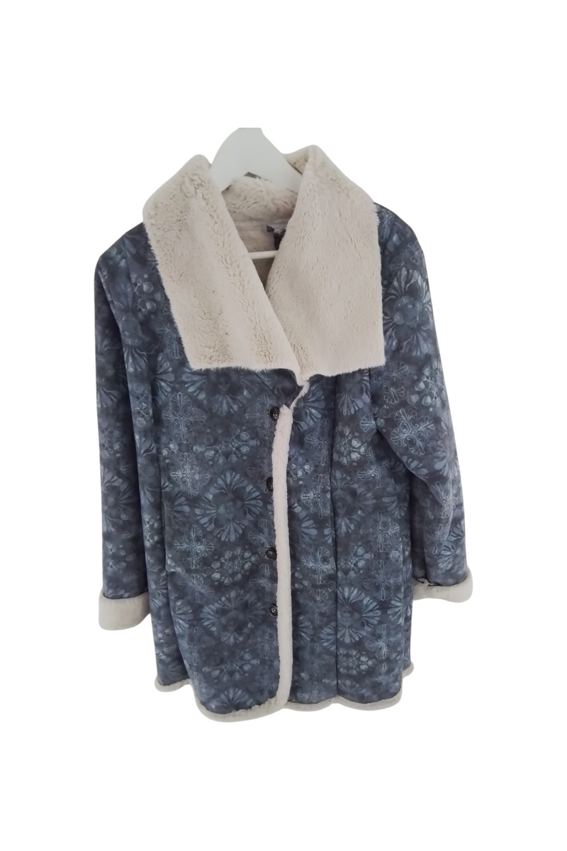 Manteau bleu boutonné avec fourrure douce