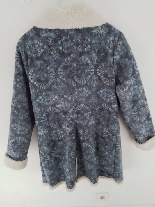 Manteau bleu boutonné avec fourrure douce