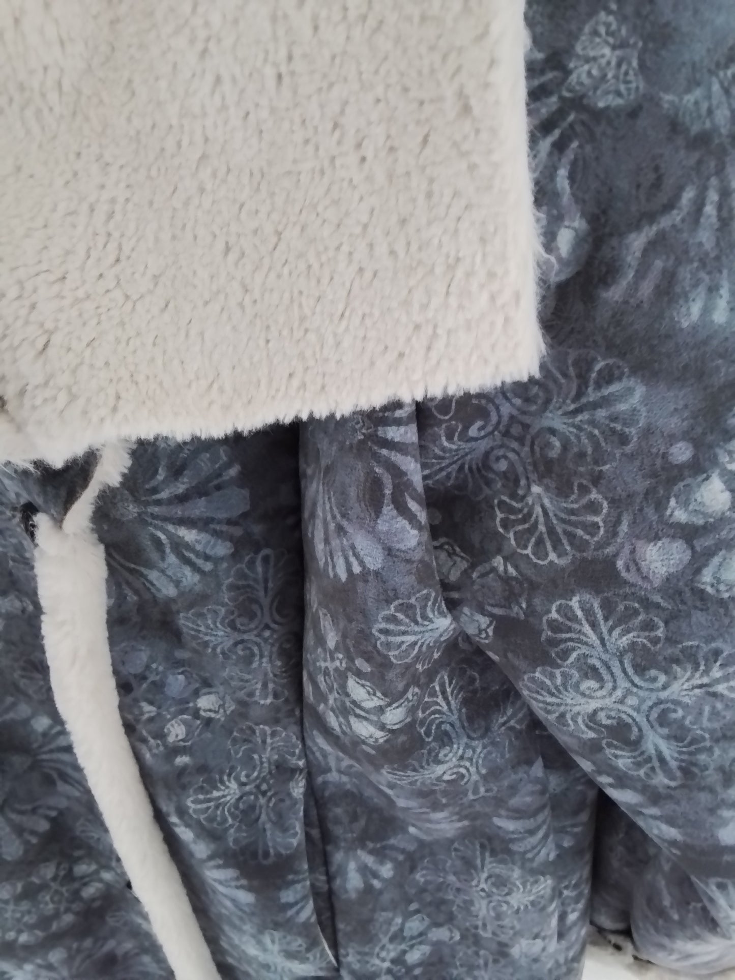 Manteau bleu boutonné avec fourrure douce