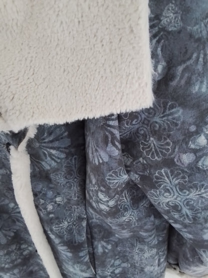 Manteau bleu boutonné avec fourrure douce