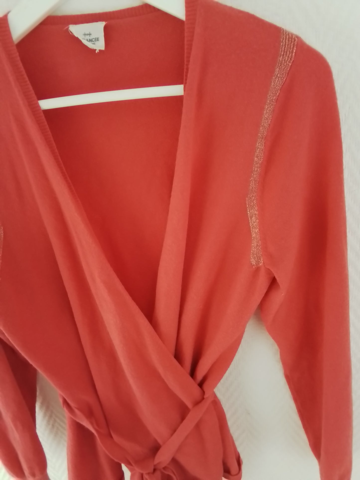 Gilet cache cœur avec bandes lurex coloris corail
