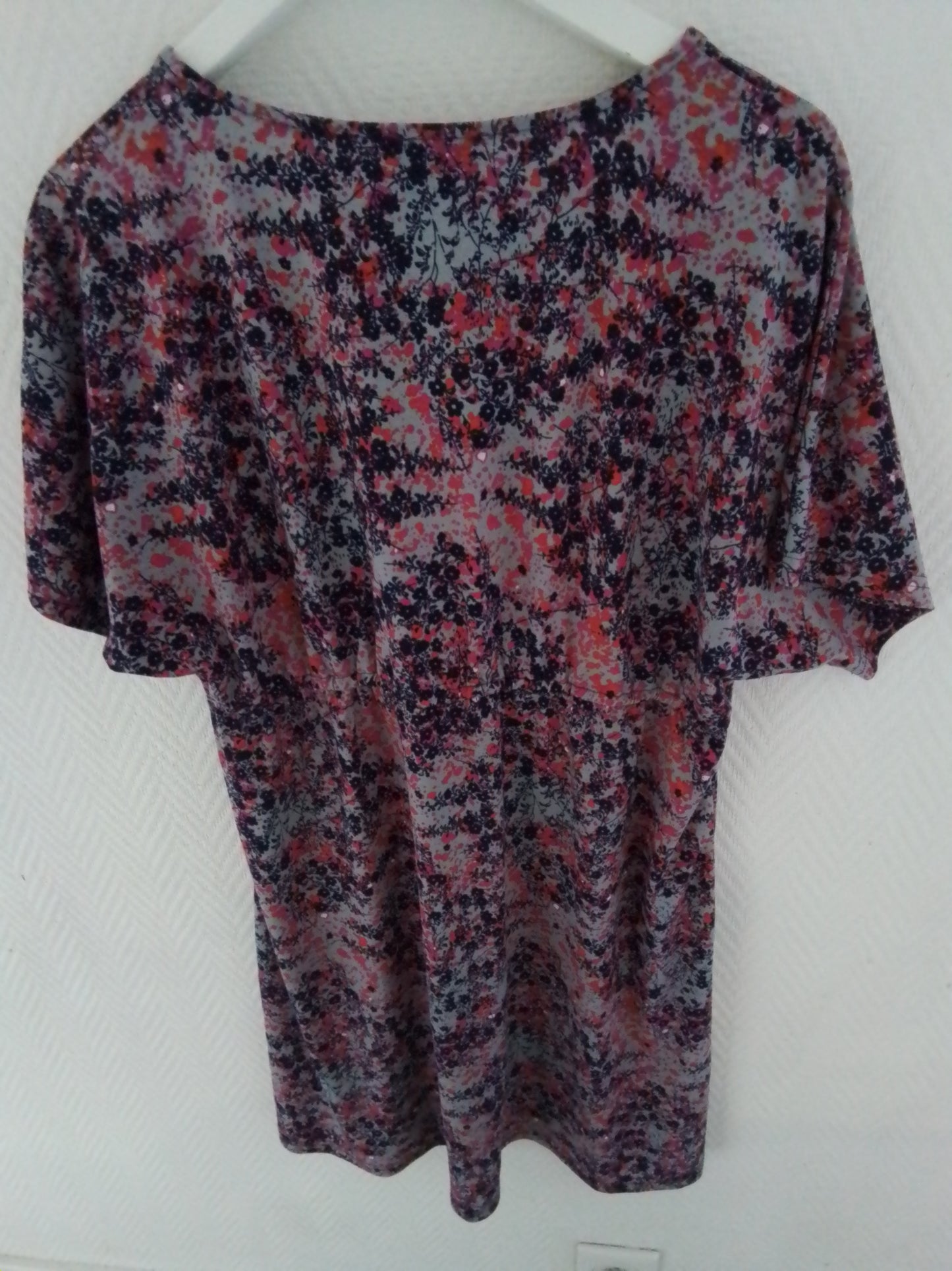 Robe imprimée, coupe fluide, col V