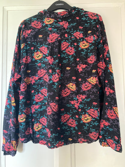 Blouse à manches longues noir motif florale orangé et rose