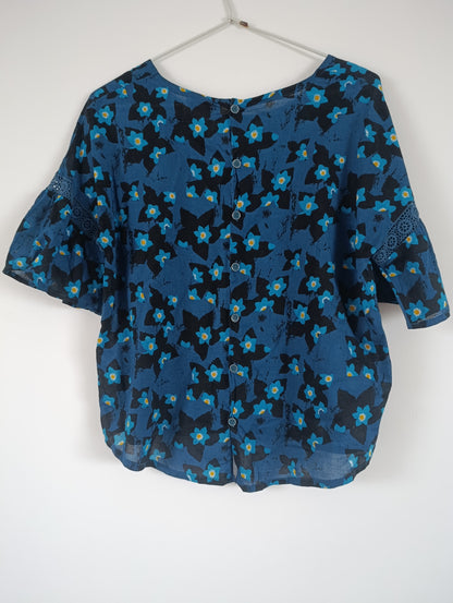 Blouse à fleurs bleues avec un peu de dentelle