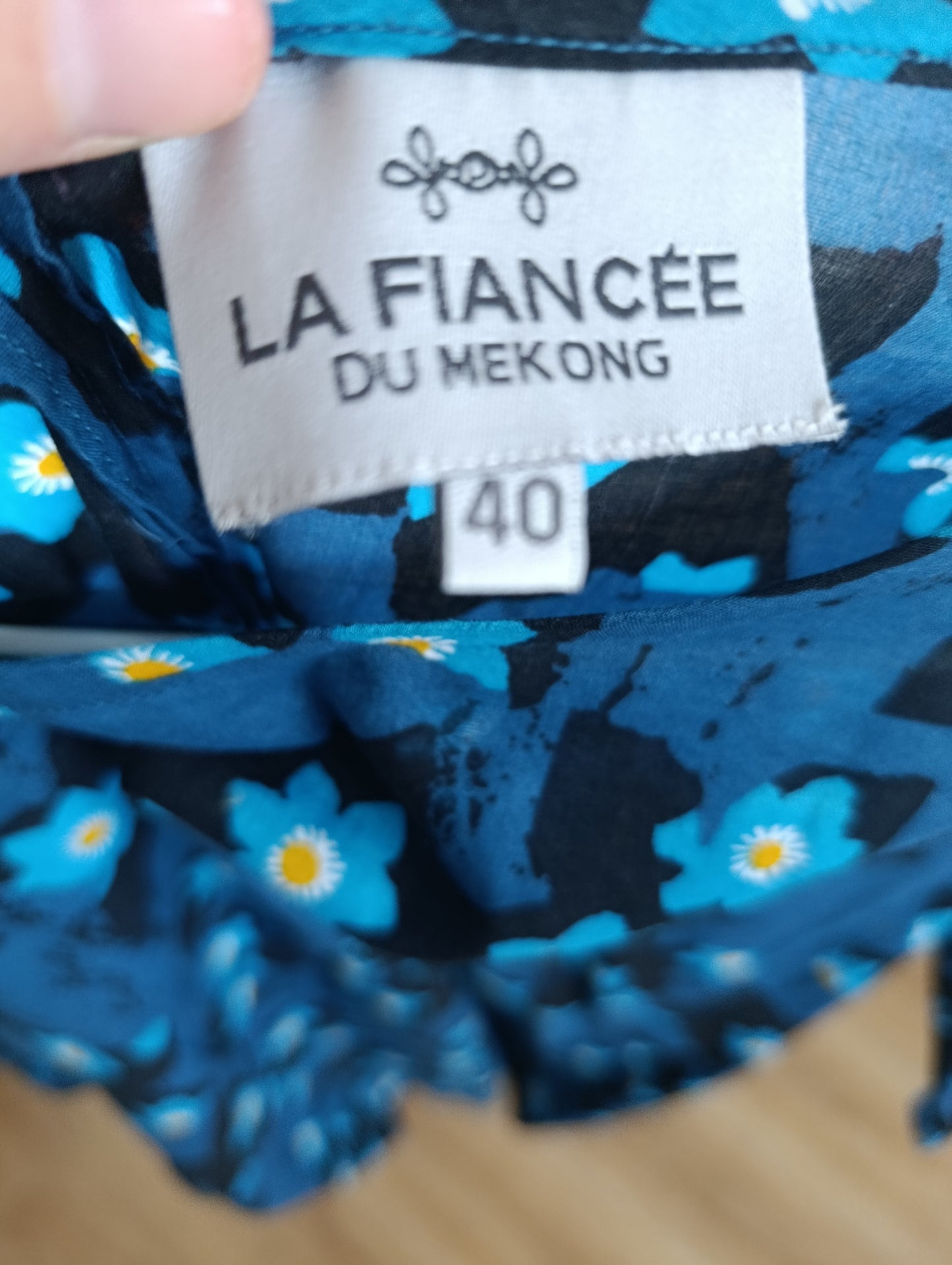 Blouse à fleurs bleues avec un peu de dentelle