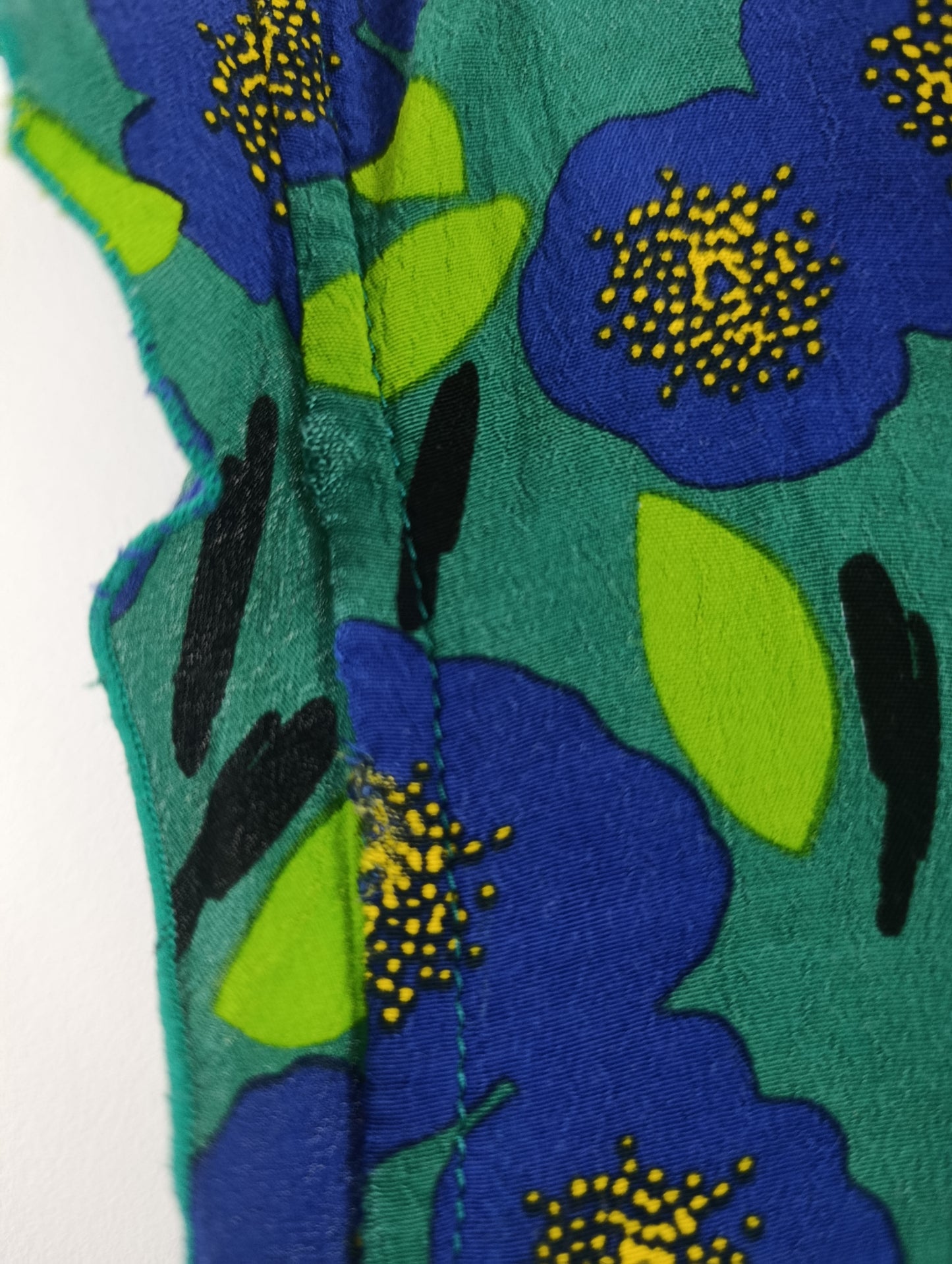 Haut frais et léger à fleurs bleues