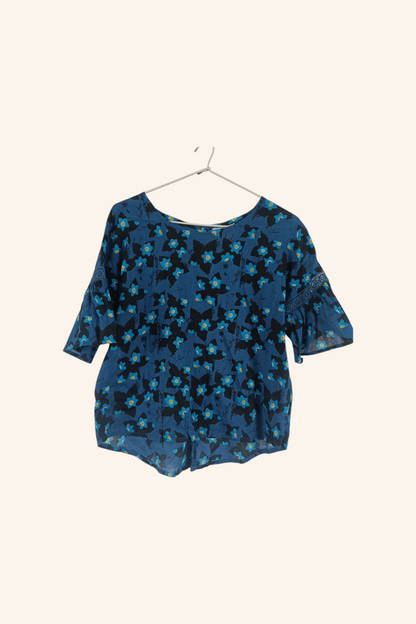Blouse à fleurs bleues avec un peu de dentelle