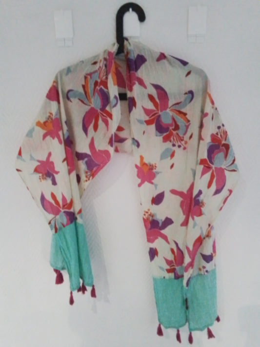 Longue étole coton imprimé avec pompons