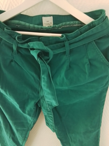 Pantalon coton stretch coupe fuselée et ceinturé bleu turquoise