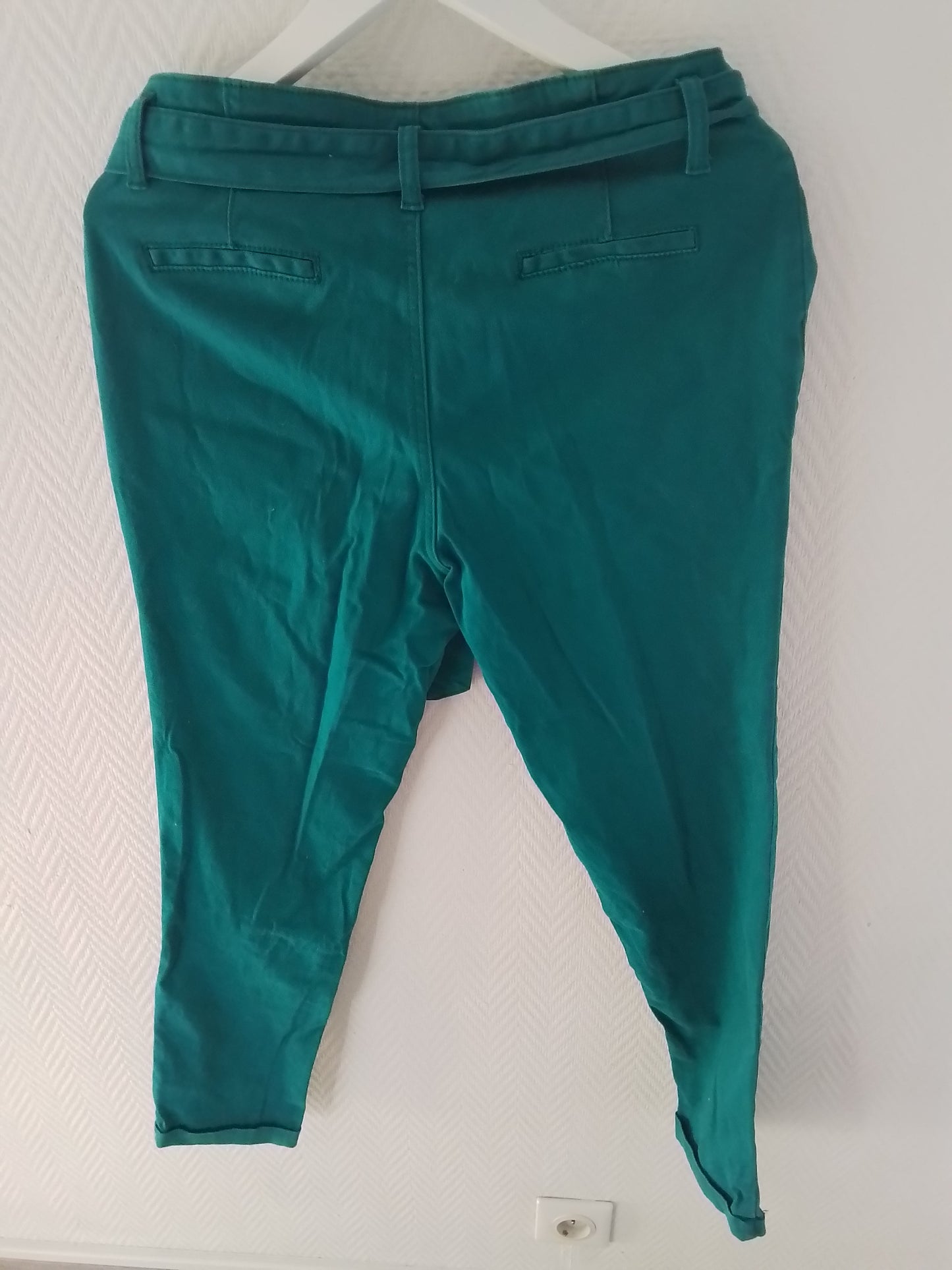 Pantalon coton stretch coupe fuselée et ceinturé bleu turquoise