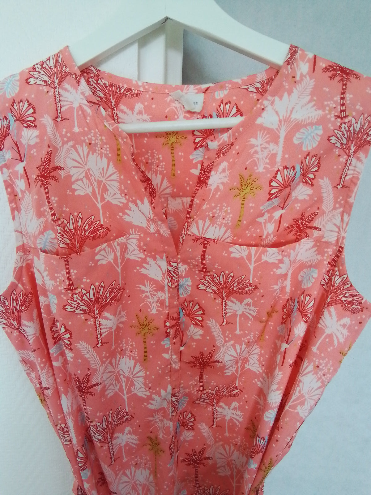 Robe légère en polyester,  ceinturée,  coloris corail