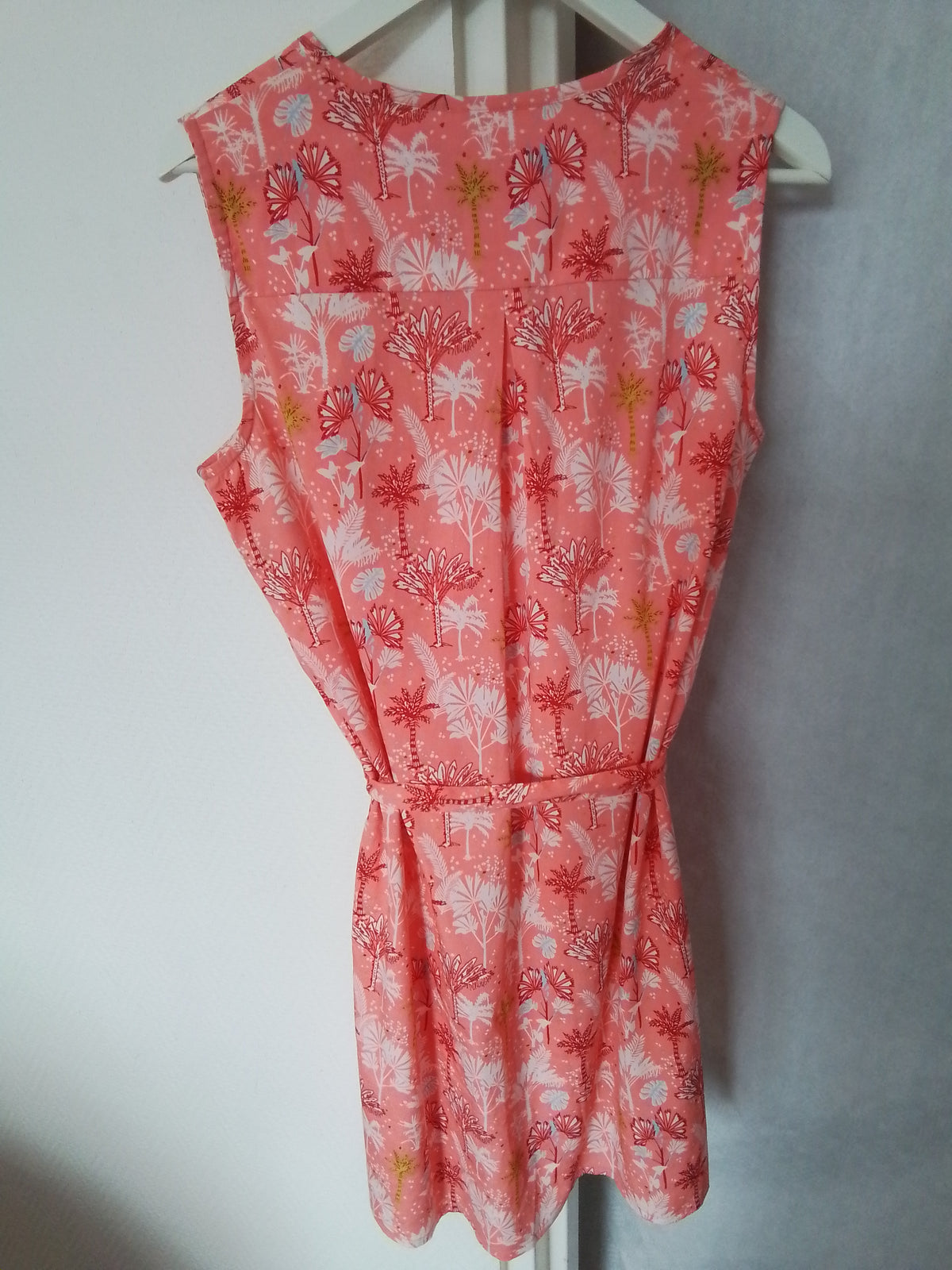 Robe légère en polyester,  ceinturée,  coloris corail