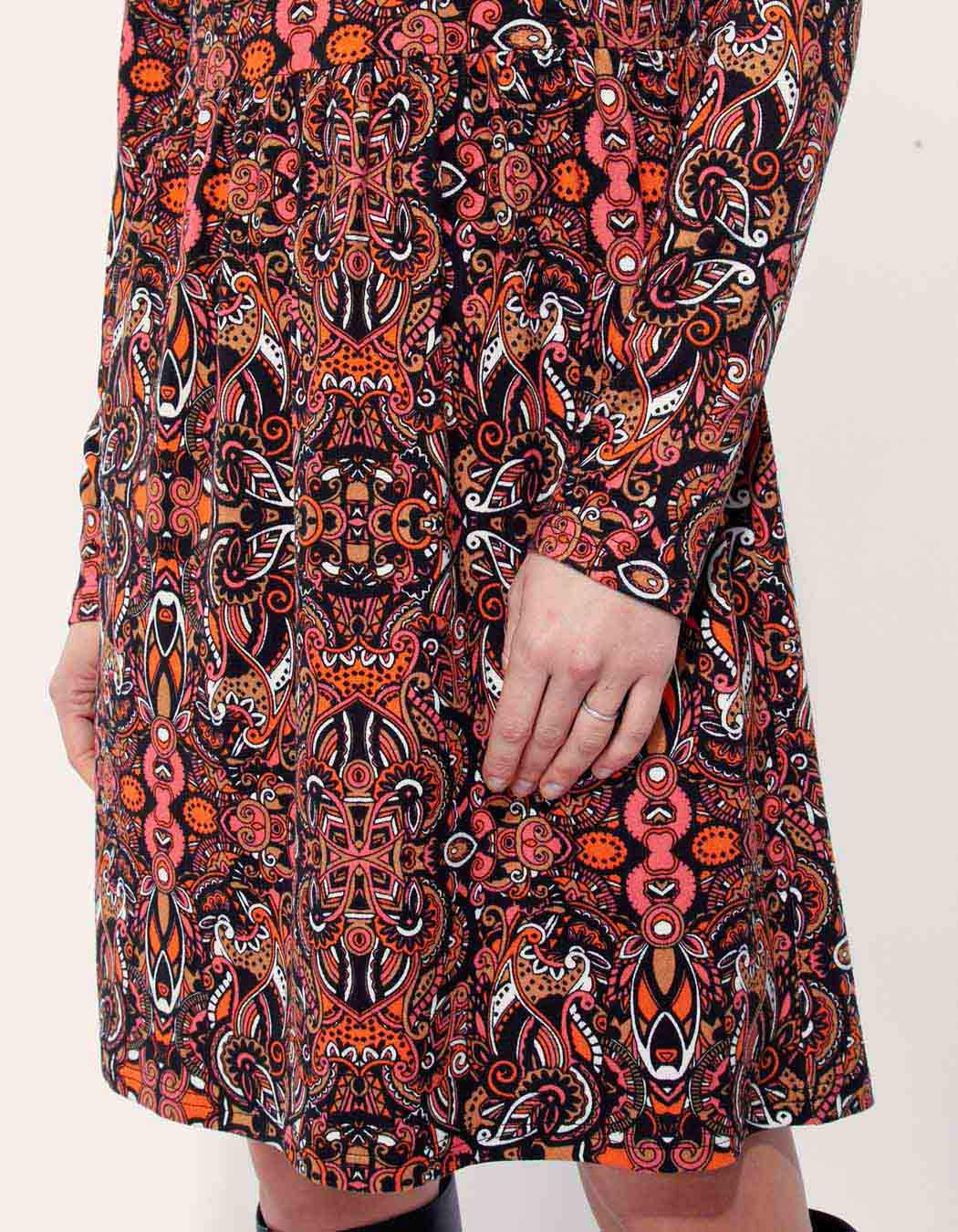 Robe évasée en maille jersey
 KANEI